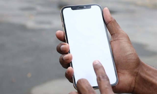 Comment réparer un iPhone bloqué sur écran blanc ?